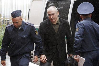Mijaíl Jodorkovski llega al tribunal de Moscú que le juzga, el miércoles.