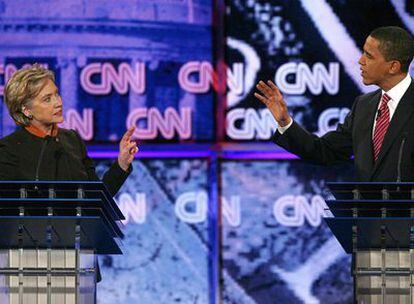 Barack Obama y Hillary Clinton, aspirantes a la candidatura demócrata a la Presidencia de EE UU, durante su debate de ayer.