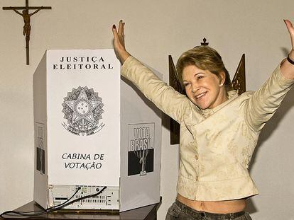 La candidata a la alcaldía de São Paulo por el Partido de los Trabajadores, Marta Suplicy, tras votar.
