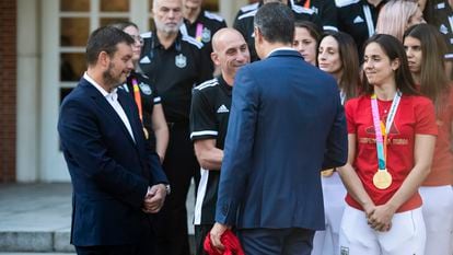Pedro Sánchez saluda a Luis Rubiales durante la recepción del presidente del Gobierno en funciones a la selección de fútbol femenino, este martes en Moncloa.