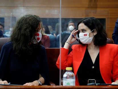 María Eugenia Carballedo e Isabel Díaz Ayuso conversan en la Asamblea en junio.