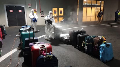 Desinfección de las maletas de los pasajeros de un vuelo procedente de la India este miércoles en el aeropuerto de Fiumicino (Roma), en Italia.