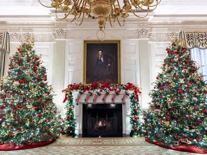 La State Dining Room de la Casa Blanca está presidida por dos árboles decorados con fotos familiares de las otras parejas presidenciales que la propia Biden eligió mirando fotografías en su casa de Delaware. En esta misma estancia, bajo el retrato de Lincoln, hay una ristra de calcetines de rayas que coincide en número con los nietos de los Biden.