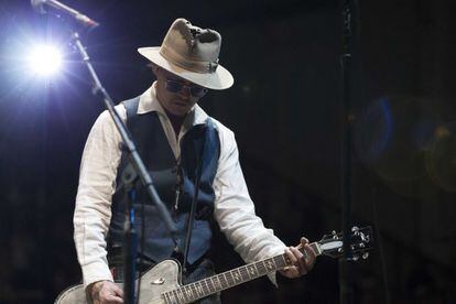 Johnny Depp en un concierto en el que actuó con Willie Nelson.