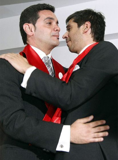 Álex Freyre y José María di Bello se abrazan en el registro civil de Buenos Aires tras conocer la suspensión de su boda