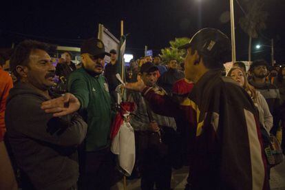 Un mexicano discute con un migrante hondureño durante una protesta contra la presencia de la caravana en Playas de Tijuana.