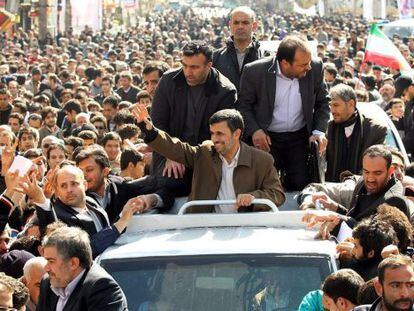 Ahmadineyad saluda a una multitud en la ciudad de Karaj.