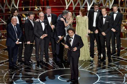 El equipo de la película 'Birdman', con Alejandro González Iñárritu en el centro, agradece en el escenario la concesión del Oscar a la mejor película.