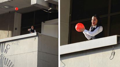 La regidora Sandra Cuevas lanza pelotas con billetes de 500 pesos pegados desde el balcón de la alcaldía Cuauhtémoc el 28 de febrero de 2022.