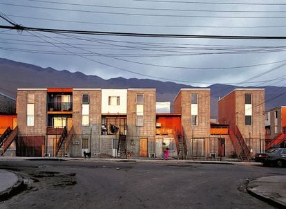 Viviendas sociales (2003) de Alejandro Aravena en Quinta Monroy (Iquique, Chile).