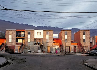 Viviendas sociales (2003) de Alejandro Aravena en Quinta Monroy (Iquique, Chile).