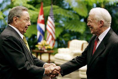 Raúl Castro saluda a Jimmy Carter en La Habana.