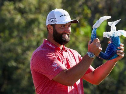 Jon Rahm, con el trofeo del Sentry Tournament of Champions, este mes.