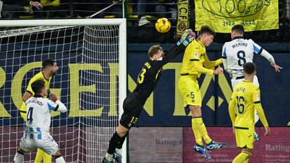 Merino cabecea a gol ante el Villarreal.