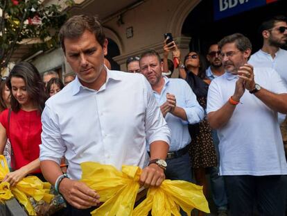 Albert Rivera e Inés Arrimadas retiran lazos amarillos en Alella. EFE