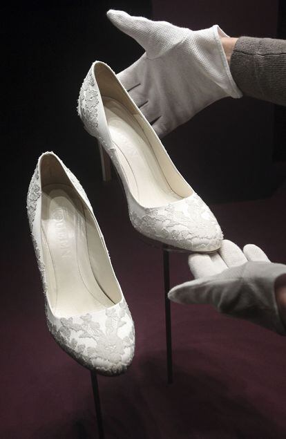 Los zapatos que lució Kate el 29 de abril también fueron diseño de la casa McQueen, pero apenas se vieron, tapados por el vestido de la novia. En la exposición, que permanecerá en el palacio hasta el 3 de octubre, se podrán apreciar sus bordados a juego con el traje.