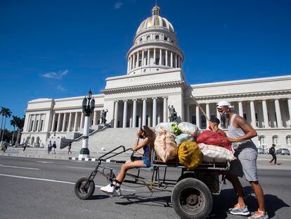 Un triciclo cargado con productos agrícolas frente al Capitolio, en La Habana.
