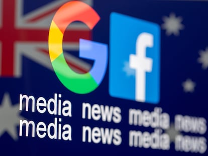 Los logos de Google y Facebook sobre una bandera australiana.