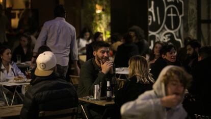 Terrazas llenas de clientes en la calle Xuclà, en El Raval de Barcelona, en mayo.