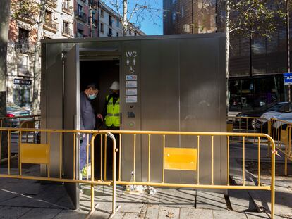 Instalación de uno de los lavabos en la Rambla del Raval