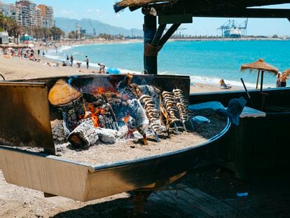 Barca en la que asan los espetos de sardinas, en la playa de La Misericordia, Málaga.