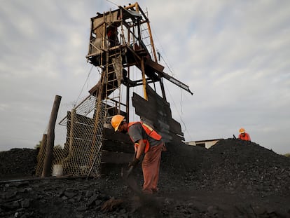 Trabajadores de una mina recolectan el carbón durante una jornada de trabajo en la localidad de Sabinas, Coahuila.