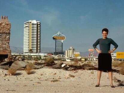 Denise Scott Brown fotografiada por Robert Venturi en Las Vegas en 1966.