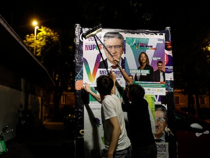 Partidarios de Mélenchon pegaban el martes en Estrasburgo carteles para la segunda vuelta de las legislativas.