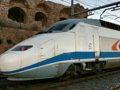 Tren de Euromed a su paso por Tarragona.