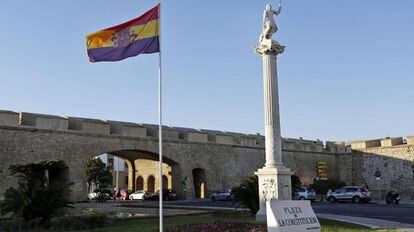 La bandera republicana izada en la plaza de la Constitución de Cádiz.