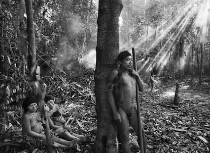 De pie, Manisvo con un palo de madera. Sentadas, Manisvo y Kulutxia, sentada con la pequeña Maya Koluvo en brazos.