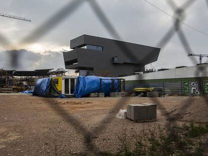 Solar de Glòries donde se constuirán 40 viviendas modulares. Al fondo, los contenedores de la exposición de pisos piloto.