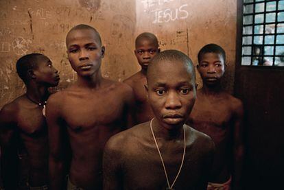Tres años por 25 euros.
Estos menores de edad vivirán encarcelados durante años por robos como el que cometió Manyu (izquierda), de 100.000 leones (25 euros).
