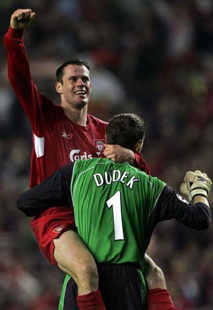 Carragher y Dudek celebran el triunfo del martes ante el Chelsea.