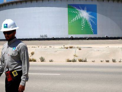 Un trabajador de Saudi Aramco, frente a una planta de la empresa, en Arabia Saud&iacute;.