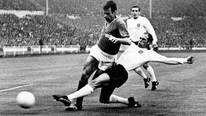 Wilson corta el balón ante Gondet en el Inglaterra-Francia de 1966.