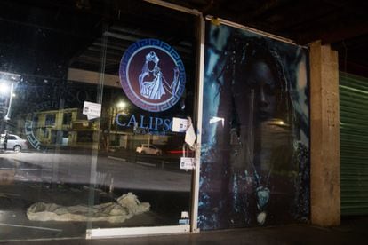 Bar closed by the police in Cuernavaca after the murder of a person in its facilities. 