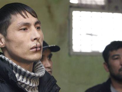 Un recluso tras coserse la boca, ayer, en protesta por las condiciones de vida en una prisi&oacute;n de Biskek (Kirguizist&aacute;n).