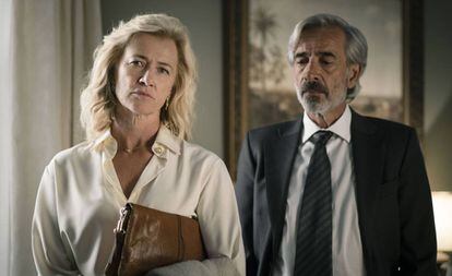 Ana Duato e Imanol Arias, en la temporada 20 de 'Cuéntame'.