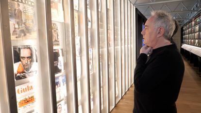 Ferran Adrià contempla las portadas de periódicos y revistas en las que aparece elBulli. en una fotografía cedida por elBulliFoundation. 