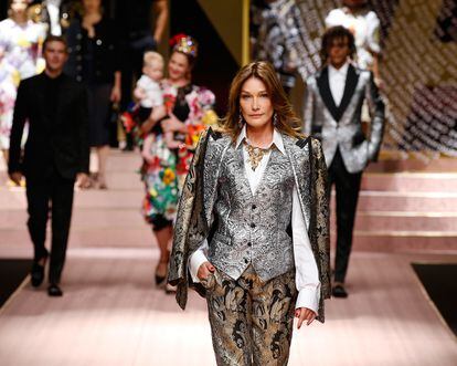 Carla Bruni desfilando para Dolce & Gabbana.