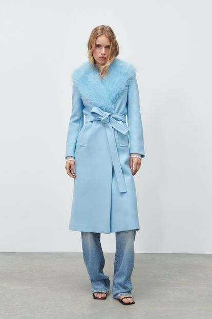 En azul bebé y con solapas de efecto pelo, este abrigo de Zara es perfecto para llevar de la mañana a la noche.

129€