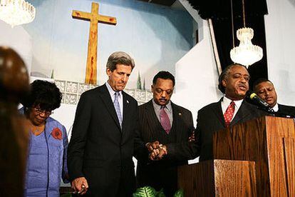 Kerry reza junto al reverendo Jesse Jackson (a la derecha del candidato) y otros líderes de la comunidad afroamericana.