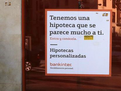 Un hombre pasa por delante de un anuncio hipotecario en Madrid, en una imagen de archivo.