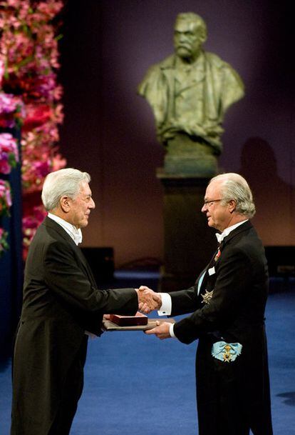 Mario Vargas Llosa recibe el Premio Nobel de Literatura 2010 de manos del rey Carlos Gustavo de Suecia.