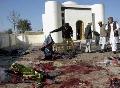 Decenas de personas han muerto en Pakistán durante la festividad islámica del sacrificio del cordero en la finca de Charsadda.