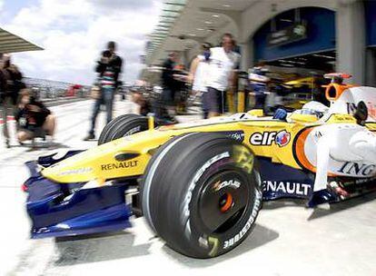 El Renault de Alonso, a su salida del 'box' de Renault.
