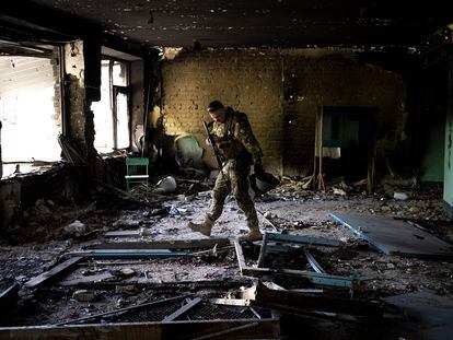 Un militar ucranio inspecciona una escuela en Vilkhivka (Járkov).