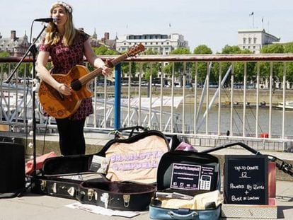 La artista Charlotte Campbell en Londres probando el lector de tarjetas.