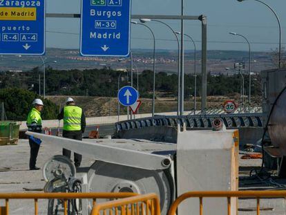Operarios del Ministerio de Transportes en la obra de mejora de la conexión entre la M-40 y la M-607, en Madrid.